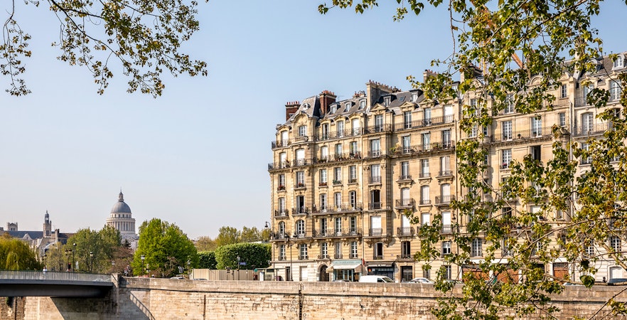 Historic buildings on Île de la Cité with the Pantheon dome in the background, Paris.