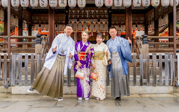 Group wearing kimonos in front of a Kyoto shrine.