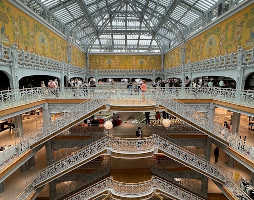 emily in paris luoghi parigi