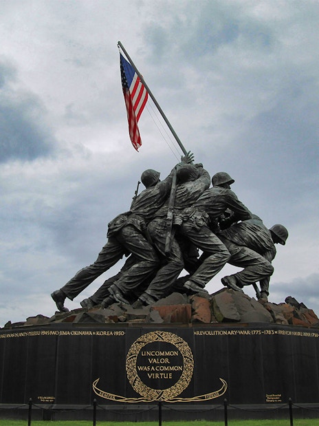 Iwo Jima Memorial with soldiers raising American flag, Arlington, Virginia.