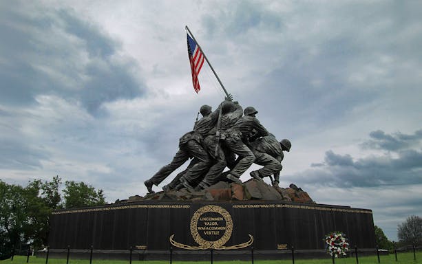 Iwo Jima Memorial with soldiers raising American flag, Arlington, Virginia.