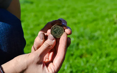passeio a pé com caça ao tesouro usando detector de metais em melbourne-1