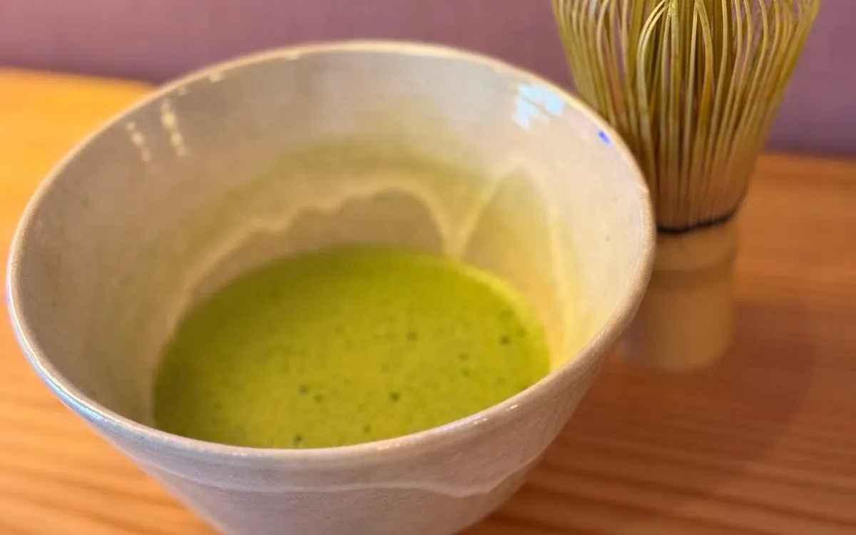 workshop i å lage lamper av osaka-washi-papir sammen med en kunstner, inkludert en drink-9