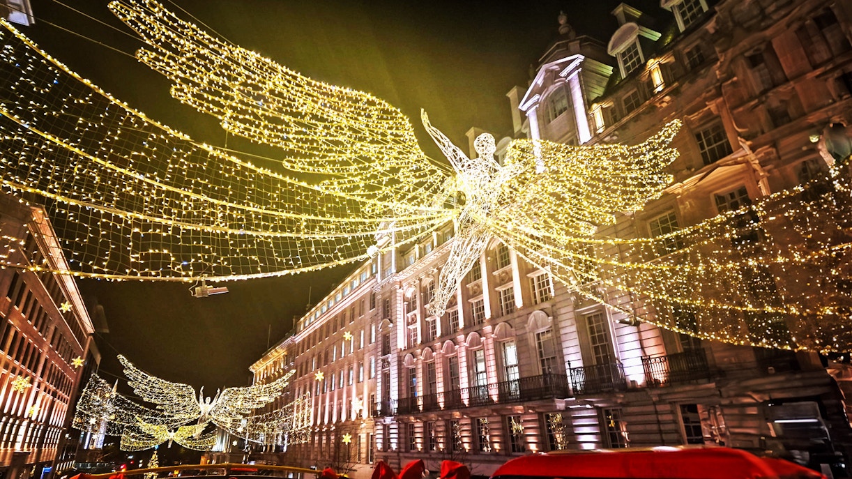 https://cdn-imgix.headout.com/media/images/29b54df83a6affeb78e0a0a28c6aa9d0-25080-london--tootbus---london-christmas-lights-bus-tour-01.jpg