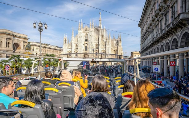 Hop-on hop-off bus tour in Milan with view of the Duomo Cathedral.