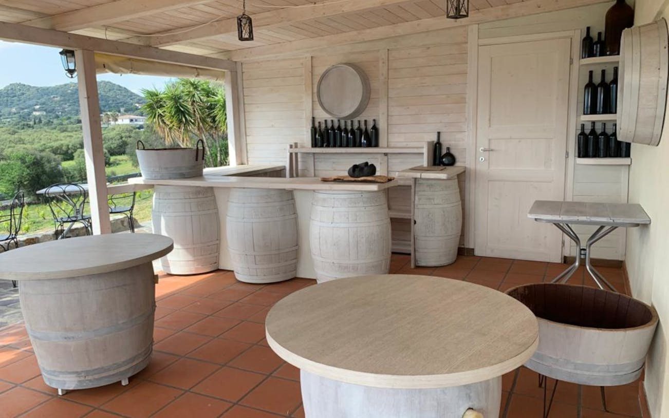 visita guiada a la bodega olbia gallura con degustación de 3 vinos locales y aperitivos sardos-1