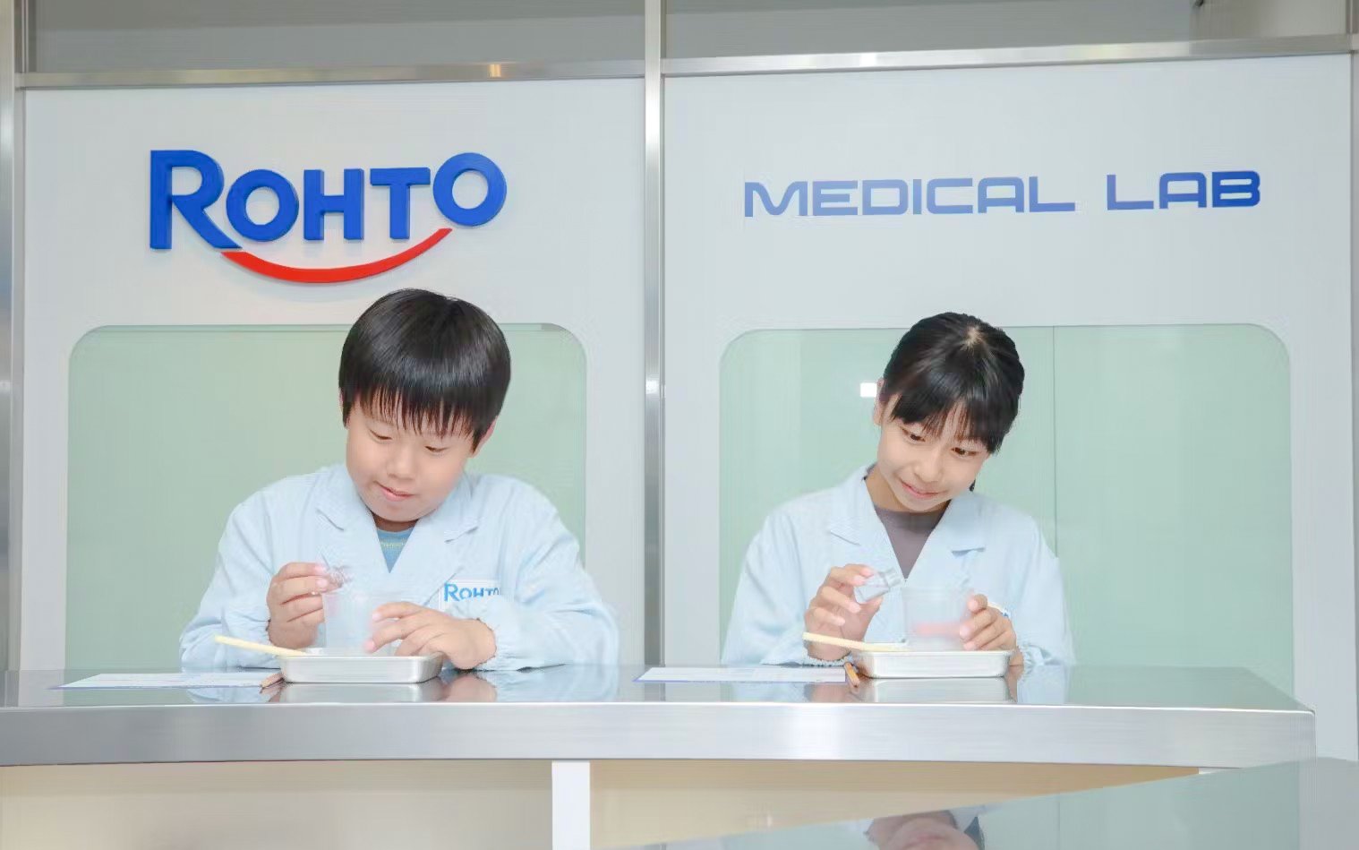 Kids conducting experiments at Rohto Medical Lab in KidZania Osaka Koshien.