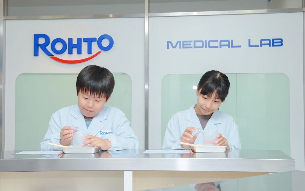 Kids conducting experiments at Rohto Medical Lab in KidZania Osaka Koshien.