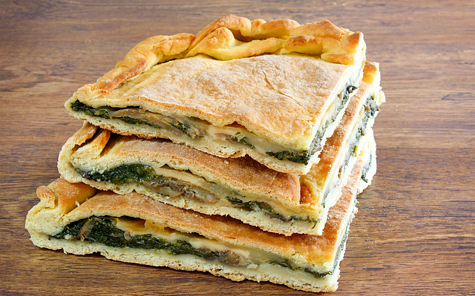 Tourists enjoying the Florence Hop-on Hop-off tours at All'Antico Vinaio, showcasing the vibrant city life and unique Italian architecture