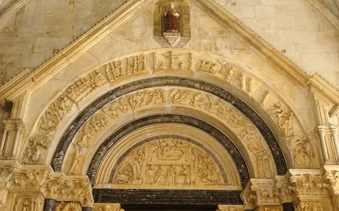Split'ten: Klis Kalesi ve Trogir Eski Şehri Rehberli Turu (Panoramik Fotoğraf Molası ve Ulaşım Dahil)
