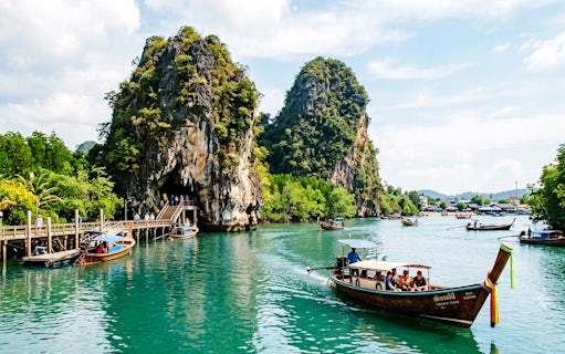 visite en bateau à longue queue à krabi au coucher du soleil : visite de la grotte de khao khanap nam et dégustation de spécialités au marché nocturne-2