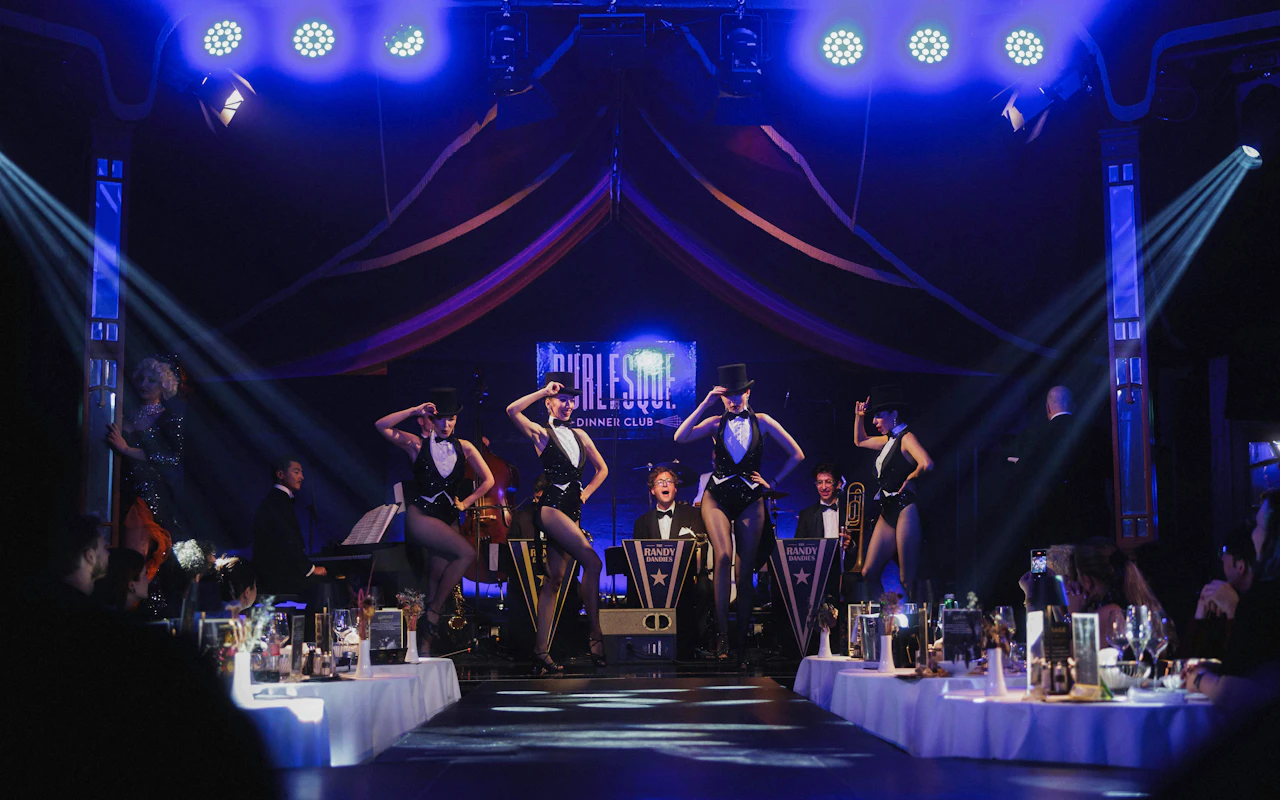 Vienna Burlesque Dinner Club allo Spiegelzelt MIRAGE con cena a più portate e festa dopo lo spettacolo