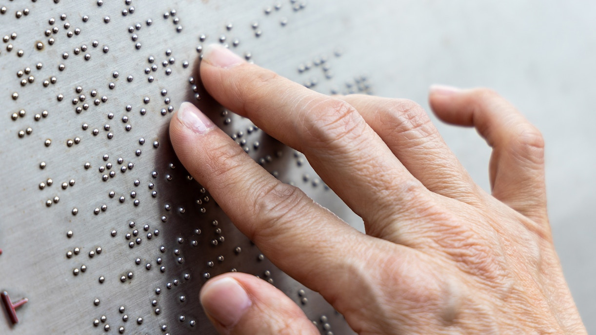 Accesibilidad - Fotografía de etiquetas en braille