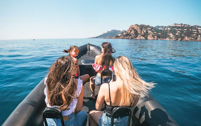 Boat tour group exploring Estérel natural park near Cannes.