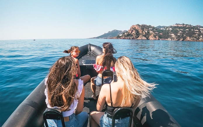 Boat tour group exploring Estérel natural park near Cannes.
