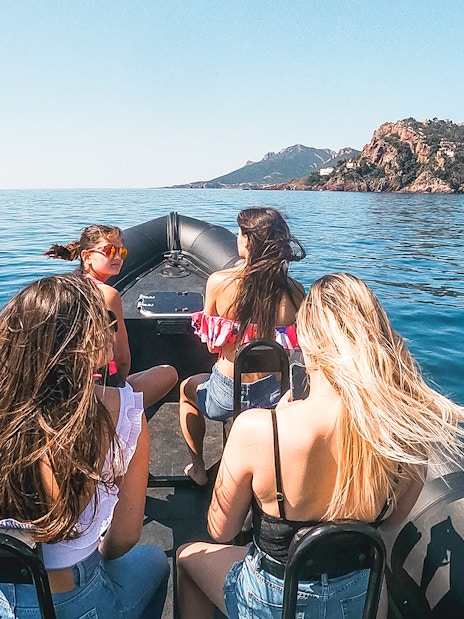 Boat tour group exploring Estérel natural park near Cannes.