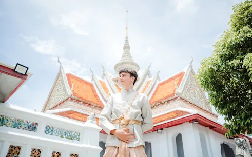 bangkok: servizio fotografico privato in costume tradizionale thailandese al wat arun con un fotografo professionista-1