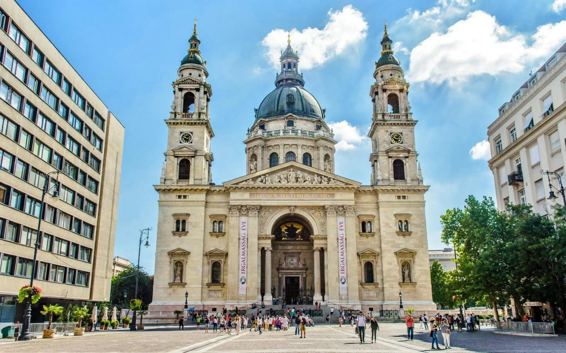 St. Stephen's Basilica in Budapest with tourists in the foreground.