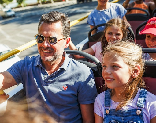 Famille à bord d'un bus Hop-on Hop-off de Palma de Majorque