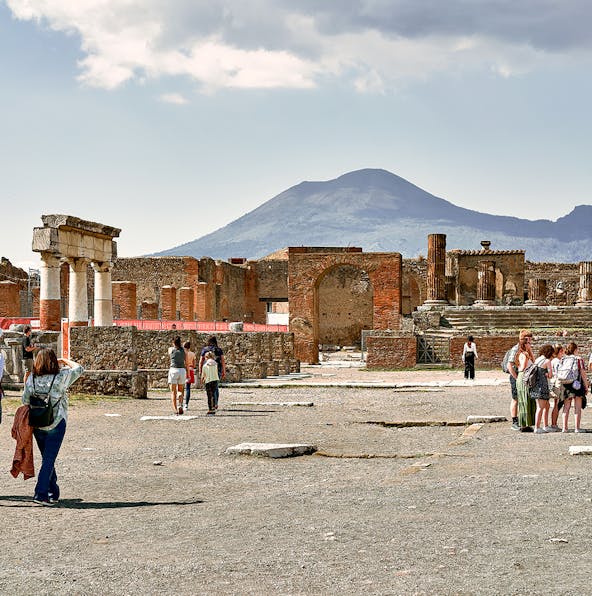 History of Pompeii before and after Mount Vesuvius erupted