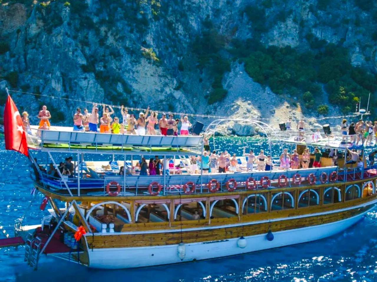 passeio de barco pela costa de marmaris com paradas para nadar, bebidas à vontade e almoço com churrasco-1