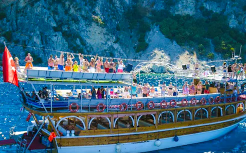 passeio de barco pela costa de marmaris com paradas para nadar, bebidas à vontade e almoço com churrasco-1