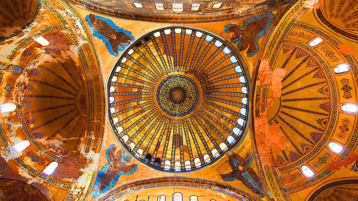 Hagia Sophia dome interior with intricate mosaics, Istanbul, on a historian-guided tour in Spanish.