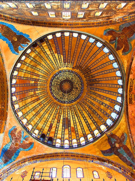 Hagia Sophia dome interior with intricate mosaics, Istanbul, on a historian-guided tour in Spanish.