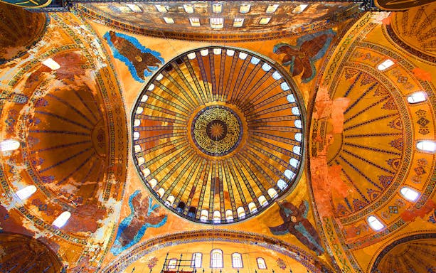 Hagia Sophia dome interior with intricate mosaics, Istanbul, on a historian-guided tour in Spanish.