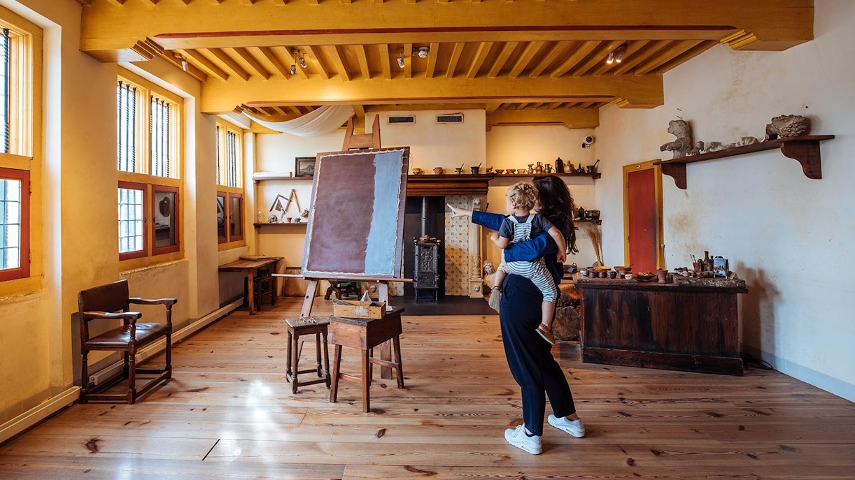 Mother and child in studio space - Rembrandt