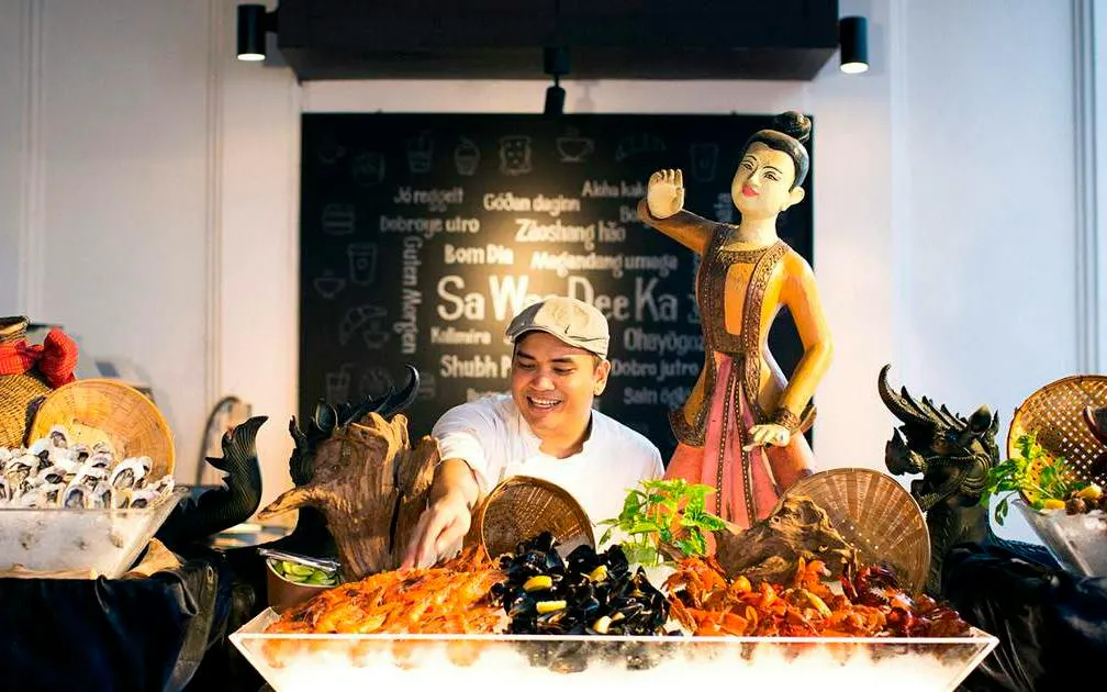 Buffet dinner with seafood and Thai cultural statue at Sala Lakorn, Bangkok.