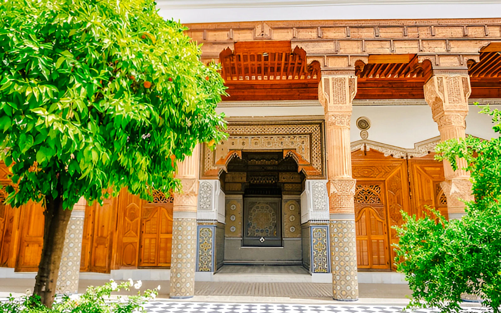 Marrakesh Medina Walking Tour with Dar El Bacha Museum and Ben Youssef Madrasa