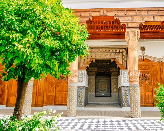 Marrakesh Medina Walking Tour with Dar El Bacha Museum and Ben Youssef Madrasa