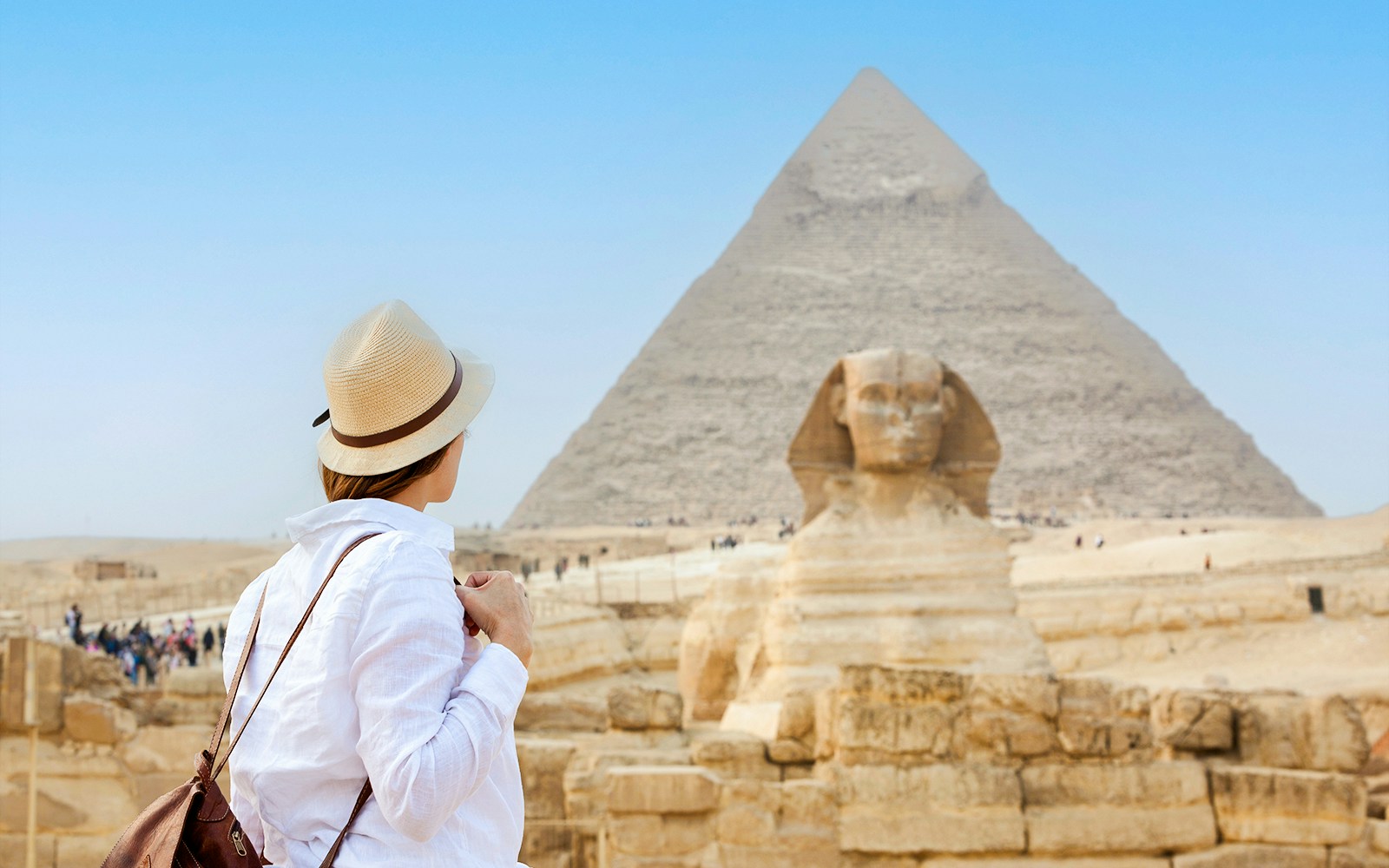 Tourist viewing the Great Sphinx and Pyramid of Giza, Egypt.