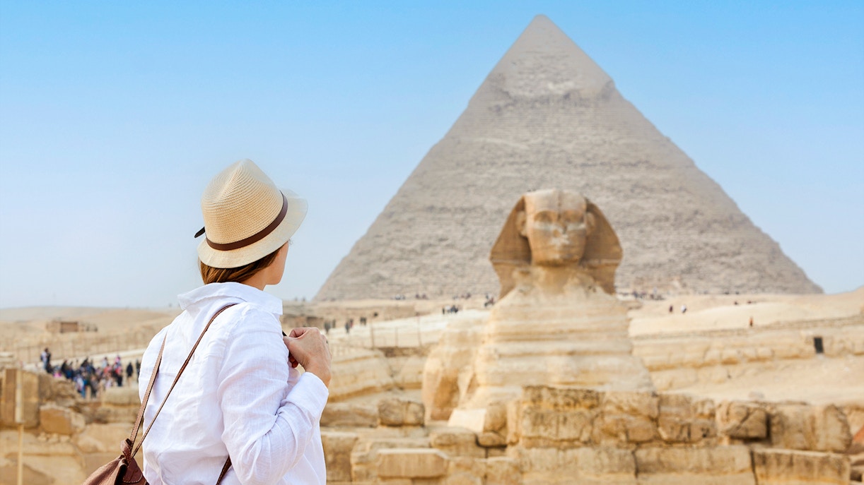 Tourist viewing the Great Sphinx and Pyramid of Giza, Egypt.