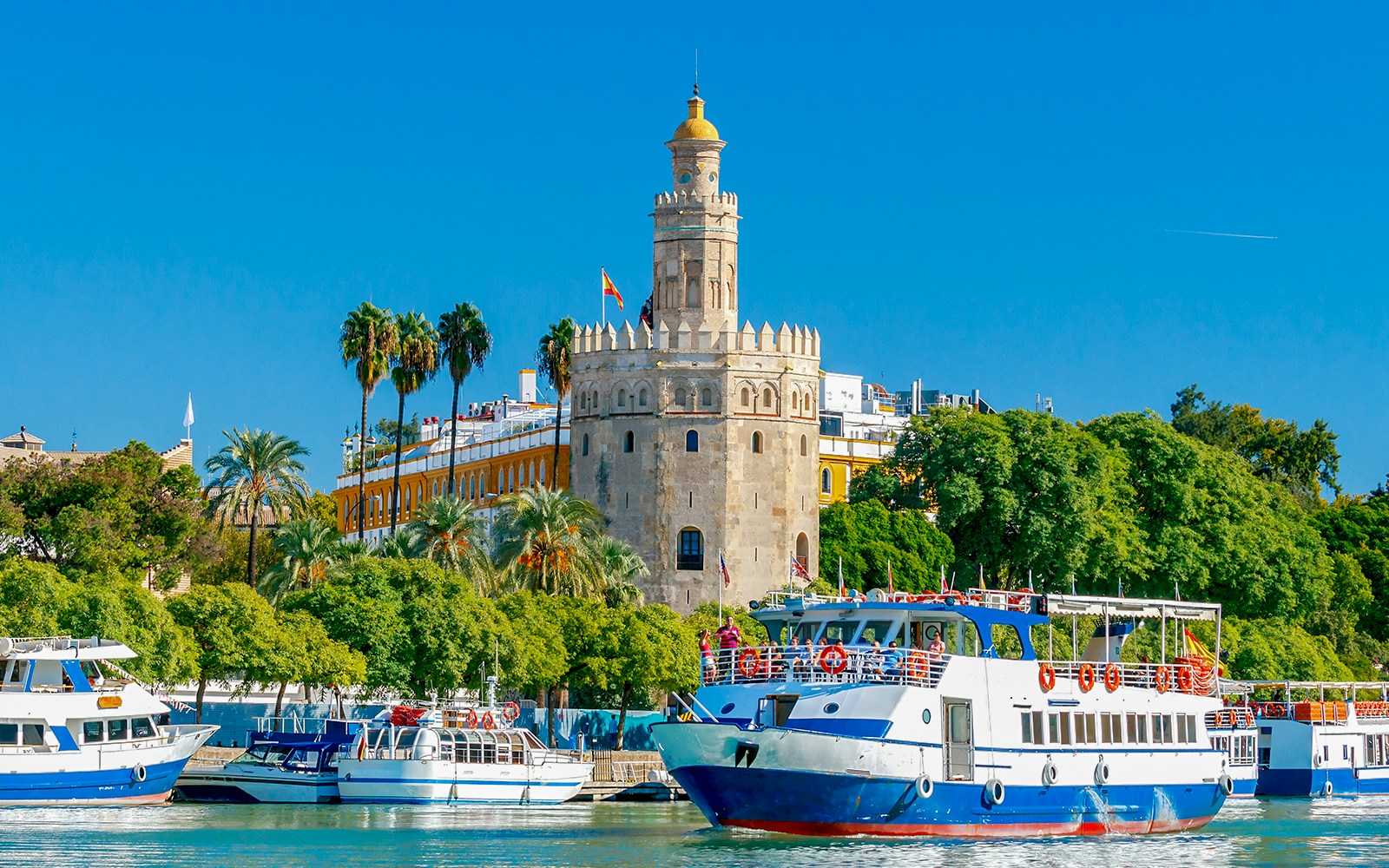 Sevilla. Golden Tower - sightseeing cruise