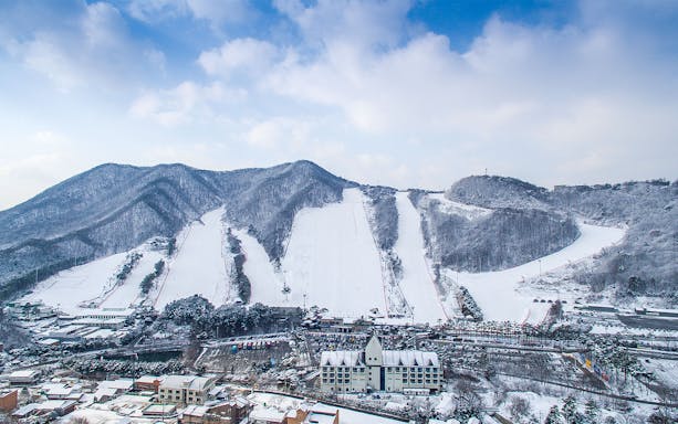 Jisan Forest Ski Resort slopes and facilities, view from Seoul day tour.