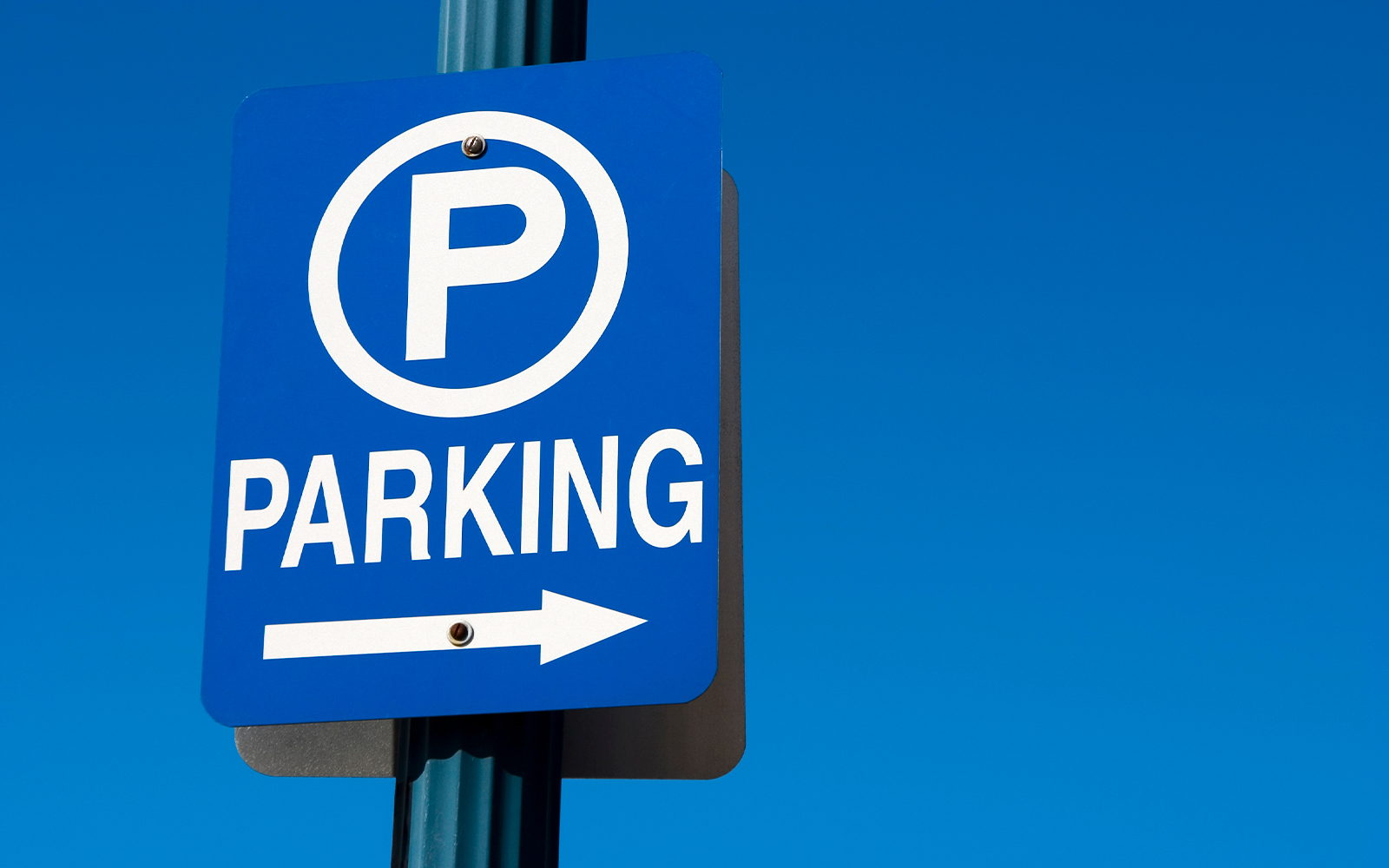 Blue parking sign with arrow pointing right.