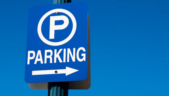 Blue parking sign with arrow pointing right.