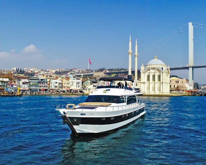 Bosphorus Private Luxury Yacht Cruise with Dinner, Drinks & Transfers