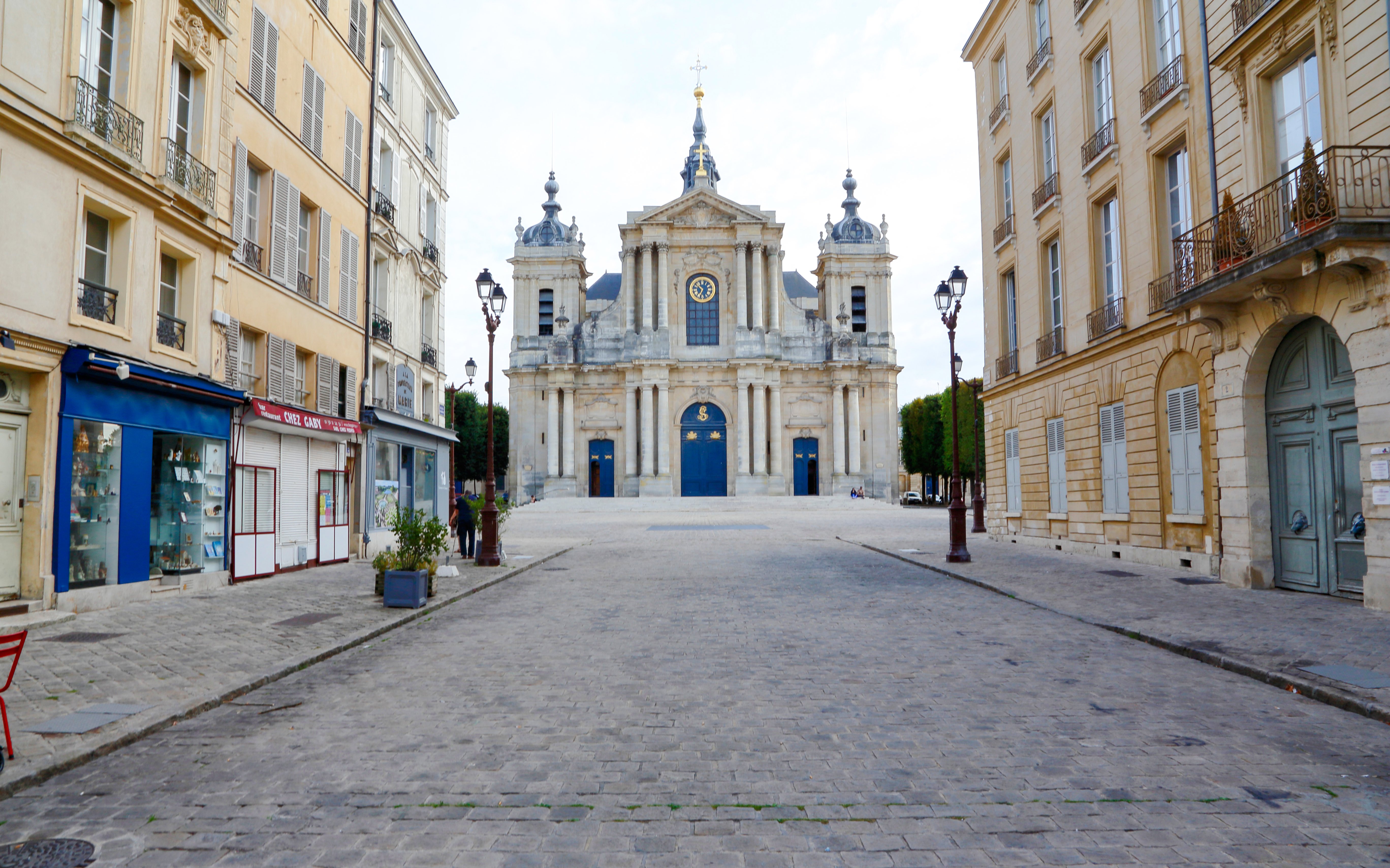 Versailles Cathedral (Saint-Louis) facade with surrounding street view.