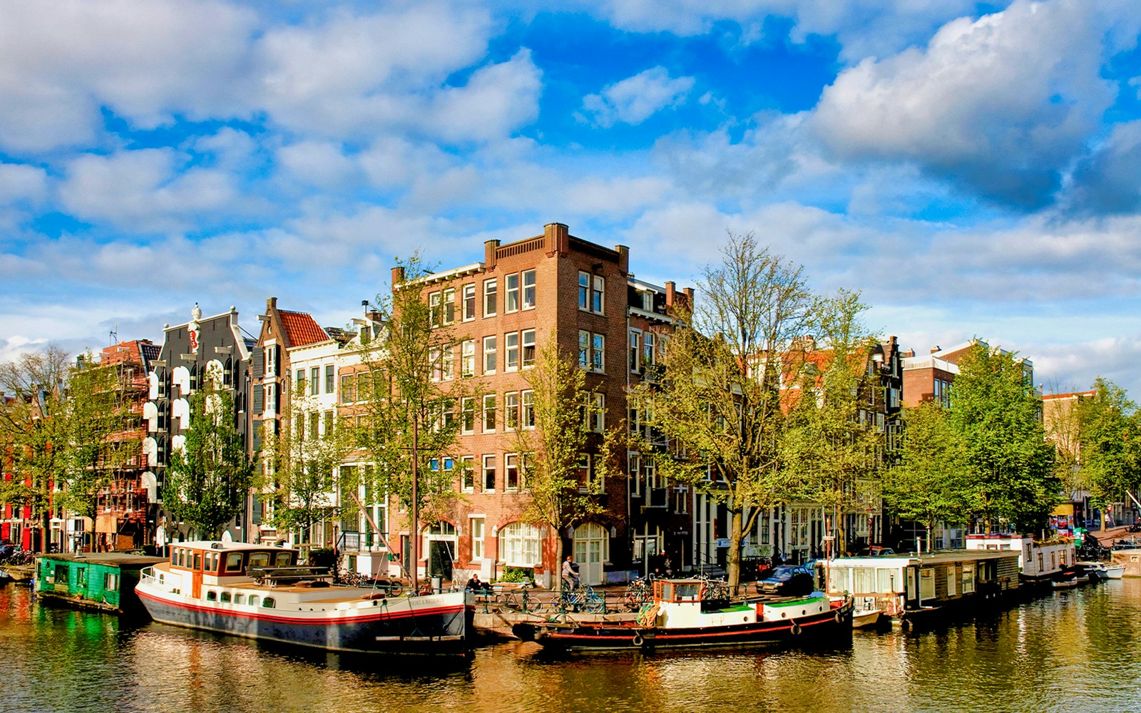 Brouwersgracht canal with historic buildings and houseboats in Amsterdam.