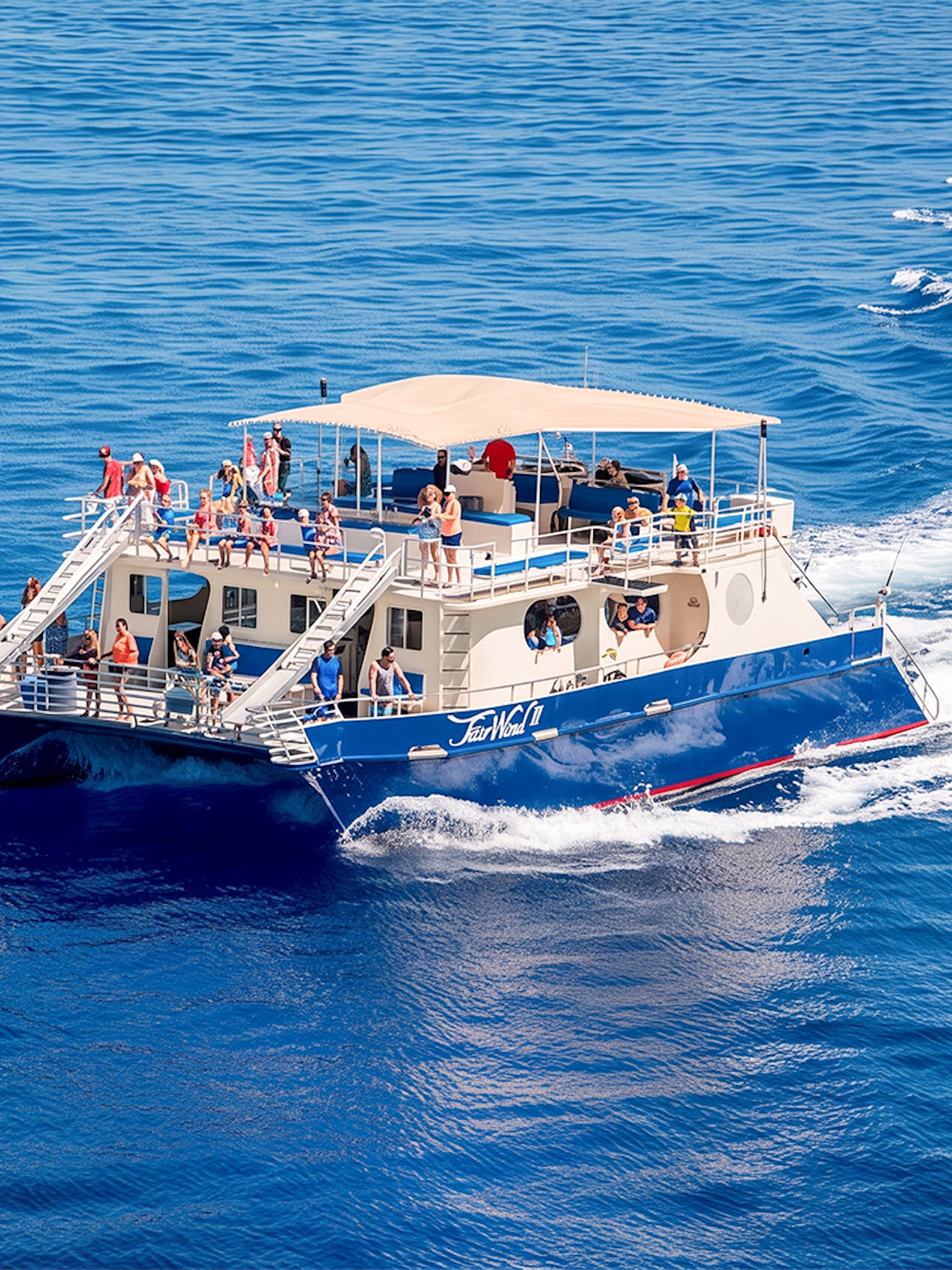 Boat with tourists on Kealakekua Bay for afternoon snorkel tour.