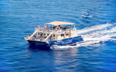 Boat with tourists on Kealakekua Bay for afternoon snorkel tour.