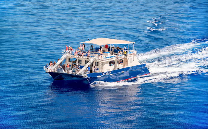 Boat with tourists on Kealakekua Bay for afternoon snorkel tour.