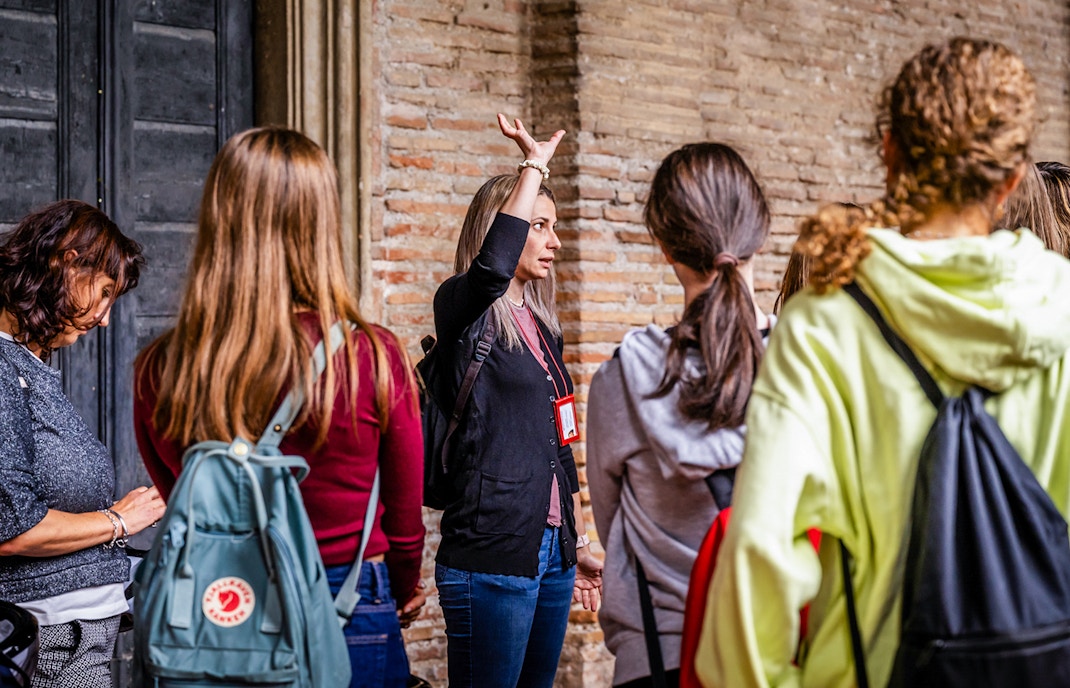 Guida turistica femminile con turisti all'Alhambra di Granada - alhambra biglietti