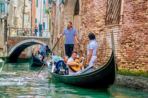 Gran canal de Venecia: paseo en góndola con serenata