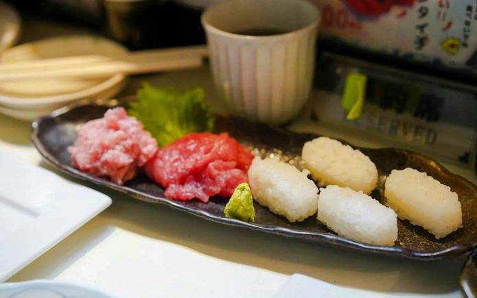 Sushi platter with tuna and rice at Tsukiji Fish Market, Tokyo.