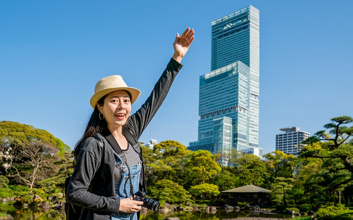 women standing infront of Abeno Harukas 300 Osaka