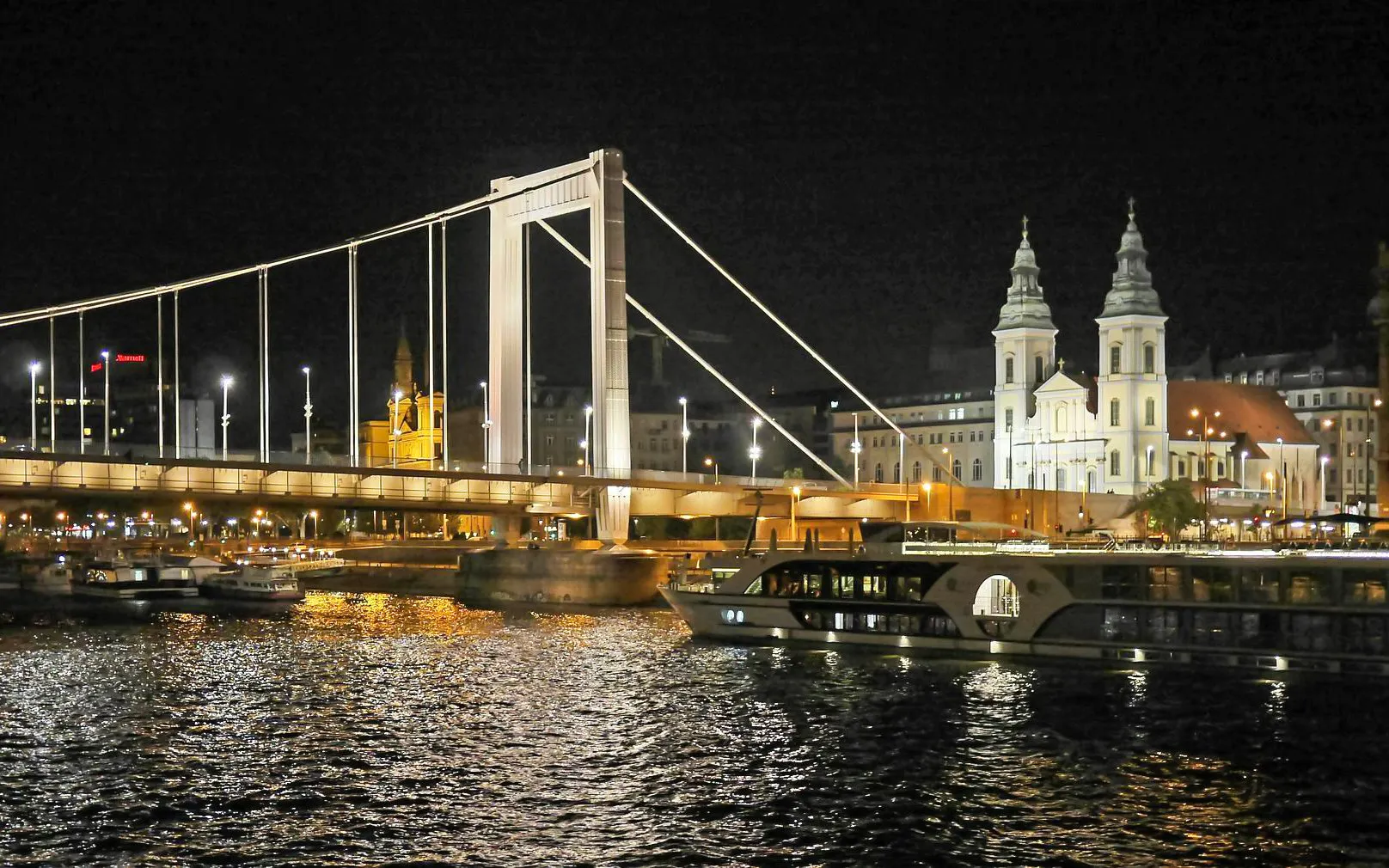 abendliche sightseeing-bootsfahrt auf der donau in budapest mit optionalen getränken-6
